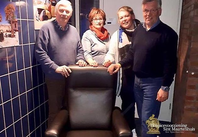 2 nieuwe sta-op-stoelen overhandigd gekregen door K6 Hospice Sint Maartenhuis Winschoten