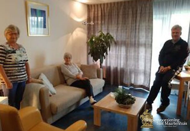 K6 tegen Kanker doneert nieuwe gordijnen aan het hospice - Hospice Sint Maartenhuis Winschoten